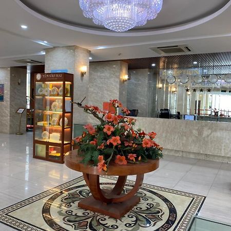NguyẽN QuyèN Hotel Ханой Екстериор снимка