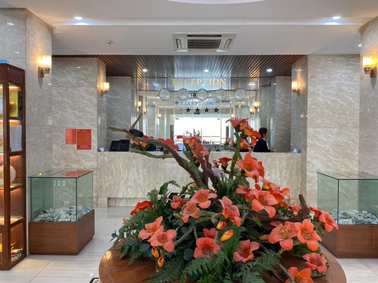 NguyẽN QuyèN Hotel Ханой Екстериор снимка