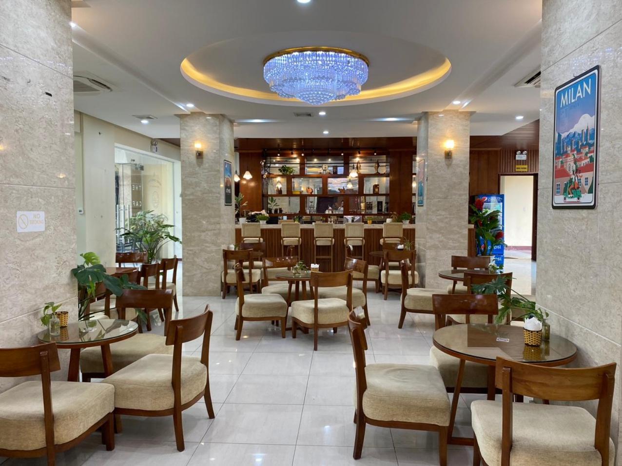 NguyẽN QuyèN Hotel Ханой Екстериор снимка