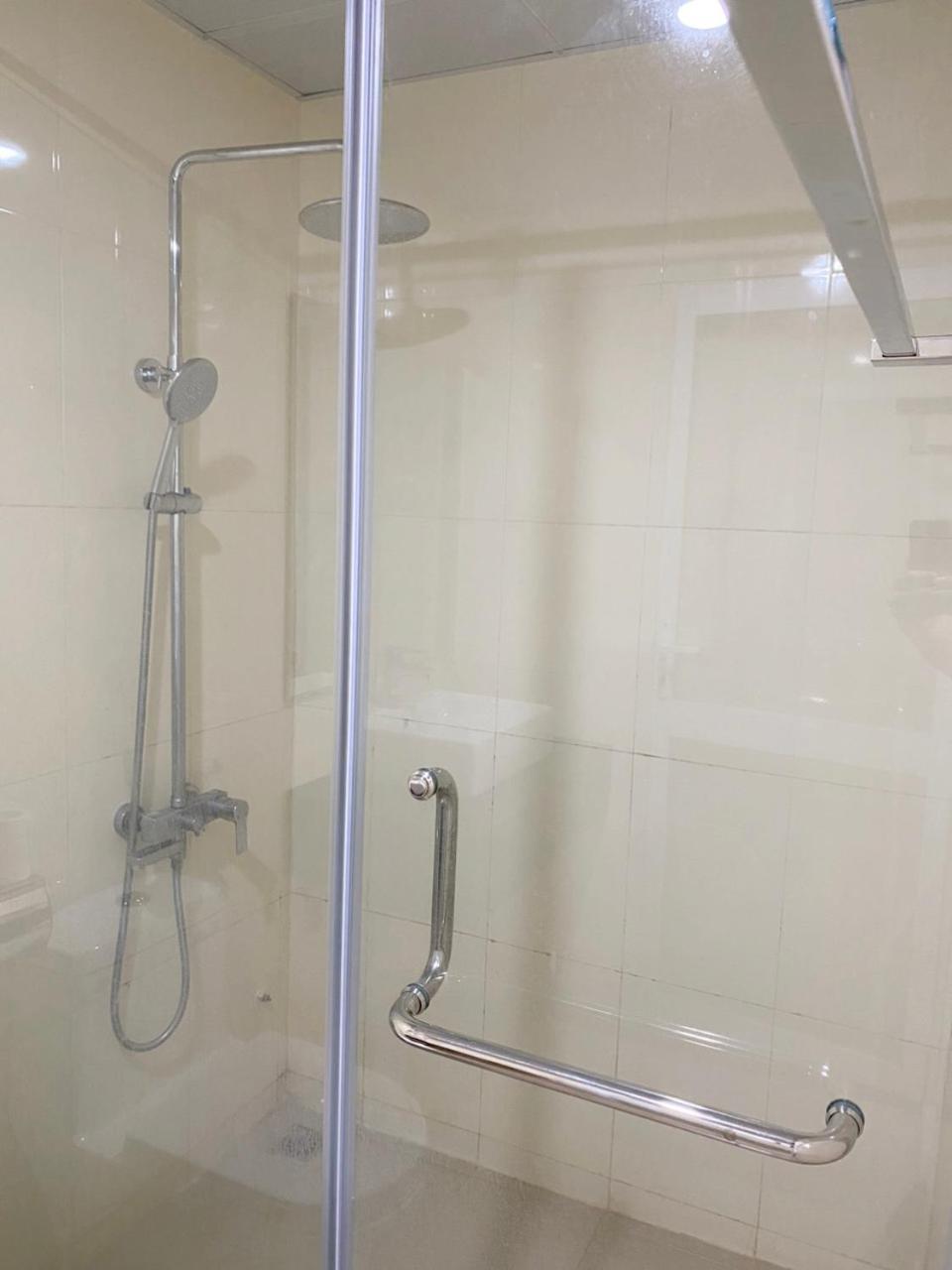 NguyẽN QuyèN Hotel Ханой Екстериор снимка