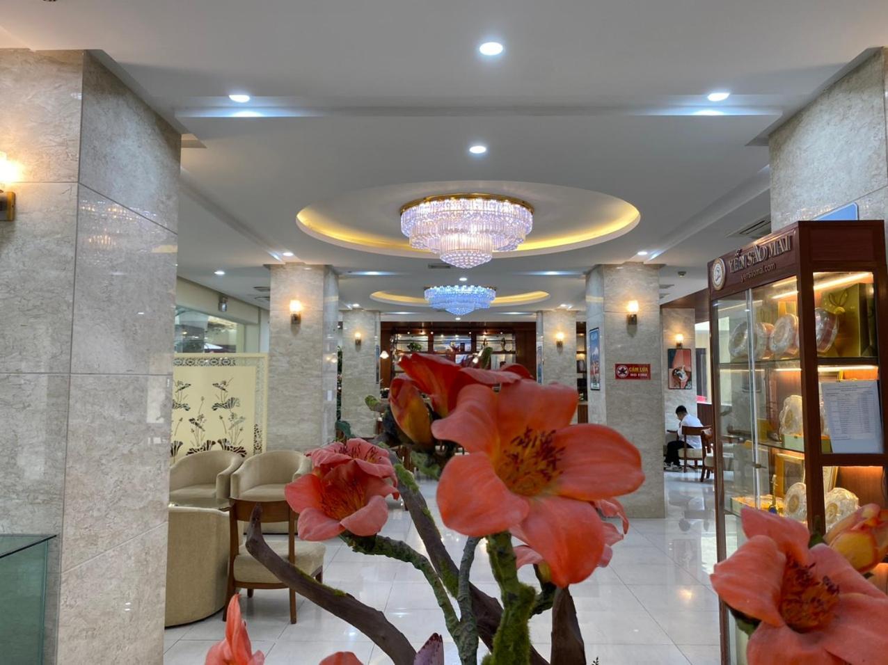 NguyẽN QuyèN Hotel Ханой Екстериор снимка