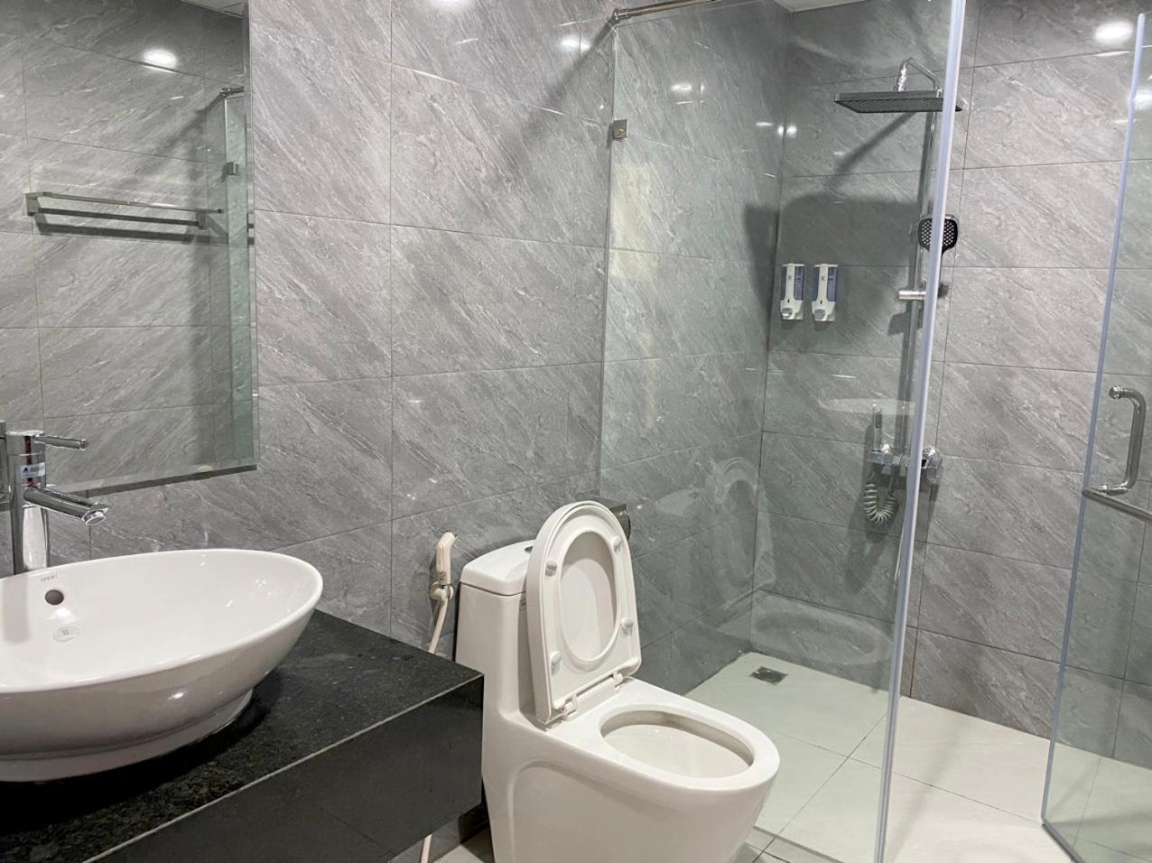 NguyẽN QuyèN Hotel Ханой Екстериор снимка