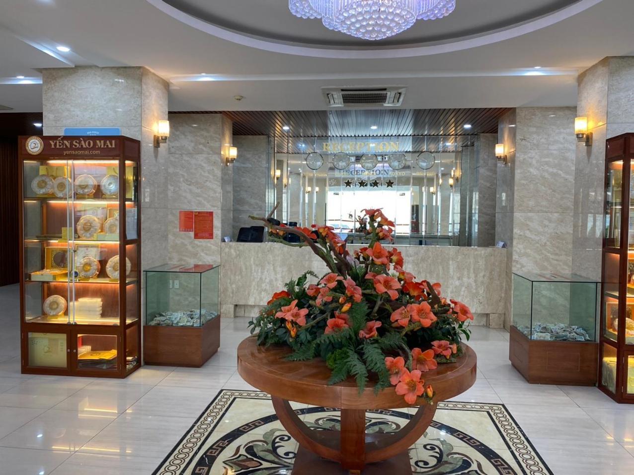 NguyẽN QuyèN Hotel Ханой Екстериор снимка