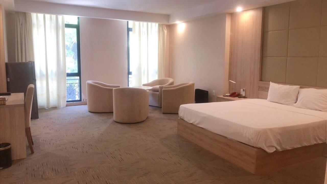NguyẽN QuyèN Hotel Ханой Екстериор снимка