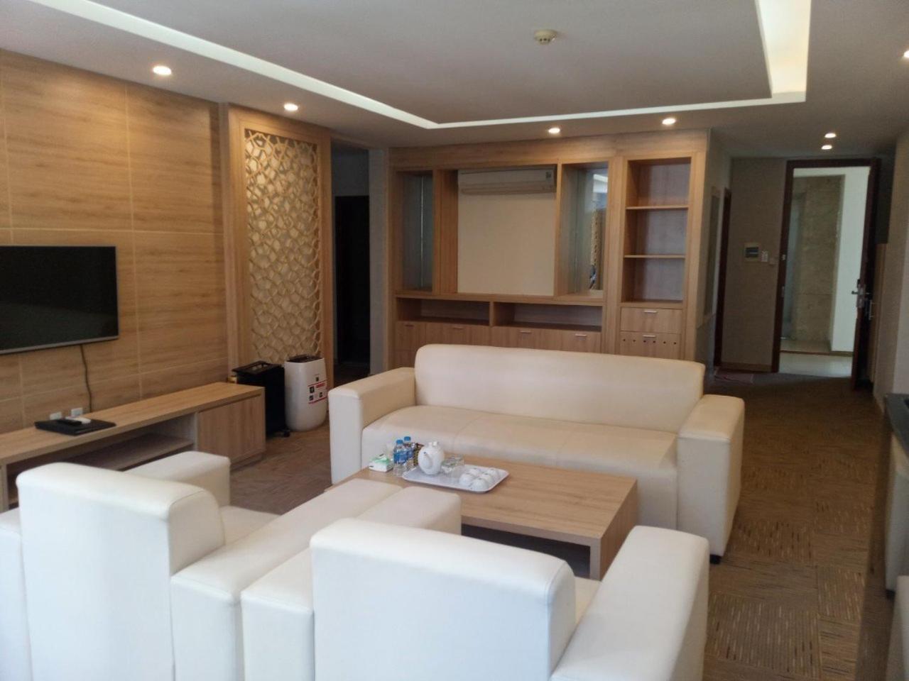 NguyẽN QuyèN Hotel Ханой Екстериор снимка